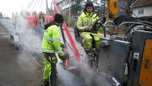 Fiberlegging med microtrenching i asfalten.