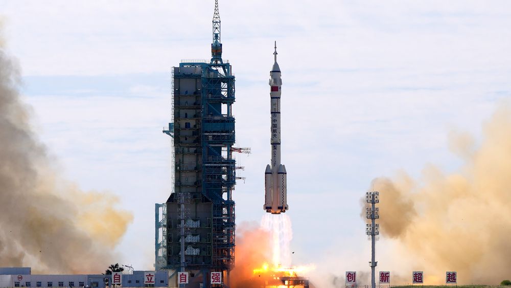 Raketten Den lange marsjen 2F tok av  fra Jiuquan-romsenteret nordvest i Kina i morges. Det er den første bemannede ferden til Kinas nye romstasjon.