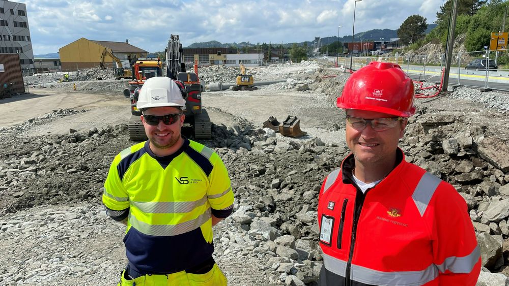 Byggeleder Allan Emil Nyheim i Statens vegvesen (til høyre), og anleggsleder Glenn Minde i hovedentreprenør Vassbakk &amp; Stol.