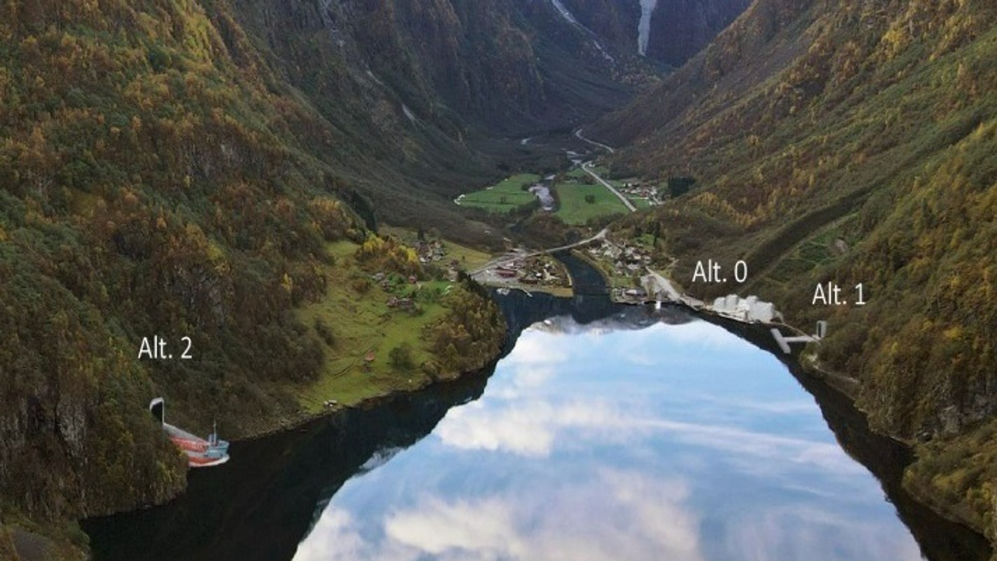 Bildet viser de tre alternativene for Gudvangen Steins kaianlegg: Alt. 0 er å la kaia ligge der den er. Alt. 1 er å flytte kaia litt nordover. Alt. 2 er fjellhall med portal og kaianlegg inne i fjellet. Det er alternativet både kommunen og Gudvangen Stein foretrekker.