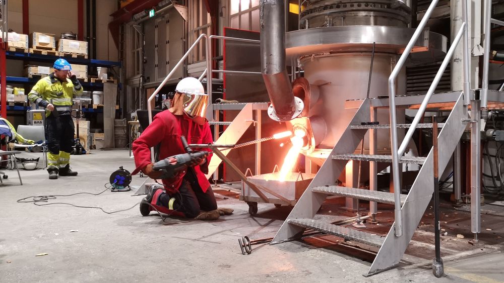 Produksjonen av silisium foregår i store smelteovner, og innebærer store utslipp av CO2. Men lav konsentrasjon av CO2 i avgassene gjør det dyrt å fange CO2-en. Ved å resirkulere gassen inn i ovnene igjen, håper et prosjekt å kunne få konsentrasjonen opp og prisen ned.