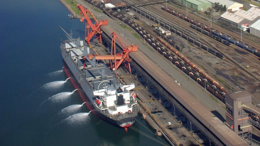 Ballastvann tømmes når skipet lastes. Vannet gir skipet stabilitet når det går med tomme lasterom.