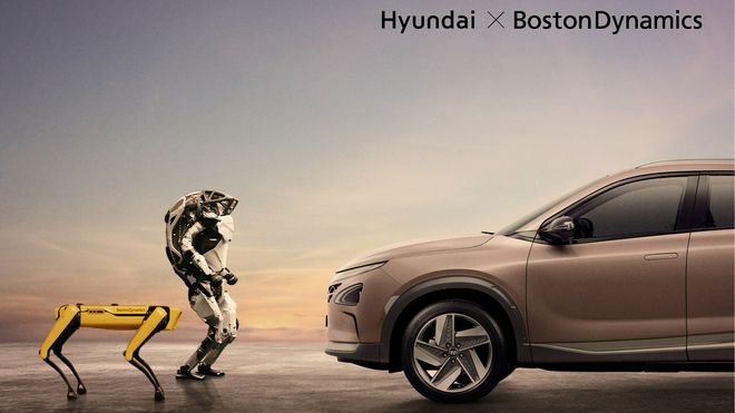 To roboter, en på to og en på fire bein sår på venstre side og ser mot en Hyundai på høyre side. Øverst i Høyre hjørne står det Hyundai x Boston Dynamics