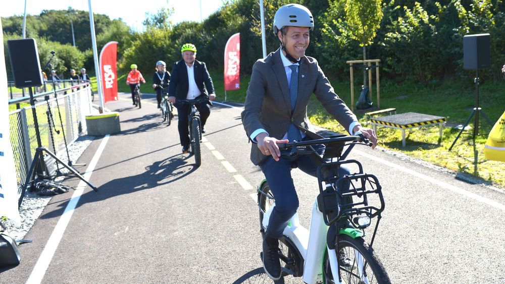 Samferdselsministeren under åpningen av første del av sykkelstamveien, i september 2020.