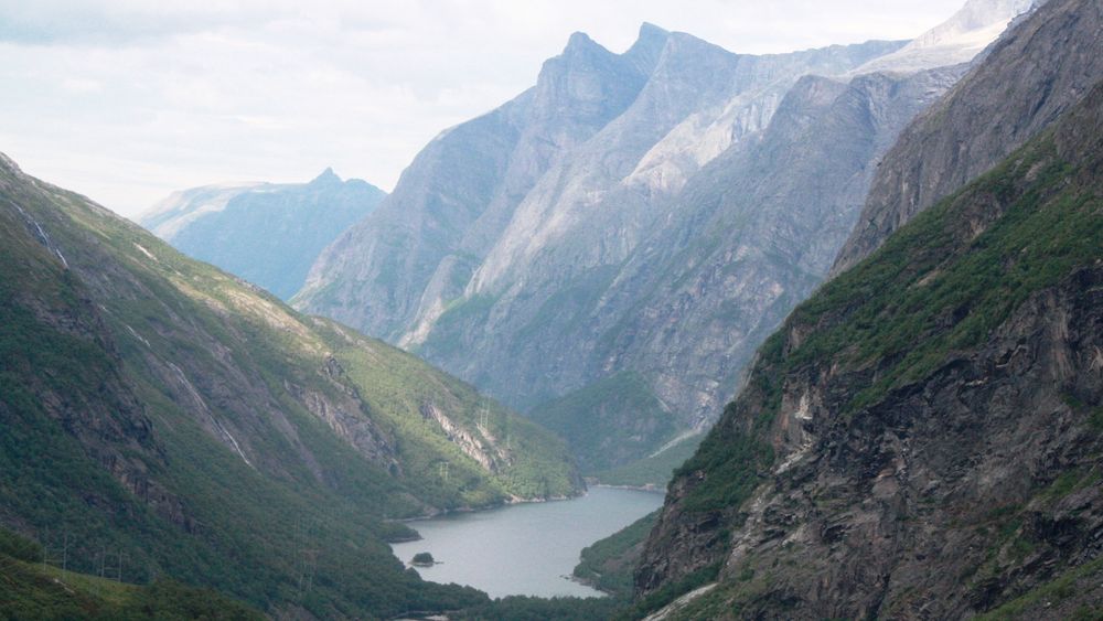 Oppdemte vann og kraftlinjer tilhørende Aura-kraftverket i Litjdalen i Sunndal. Vertskommunene får ikke medhold i krav om vannstand i demningene og vannføring i elvene.