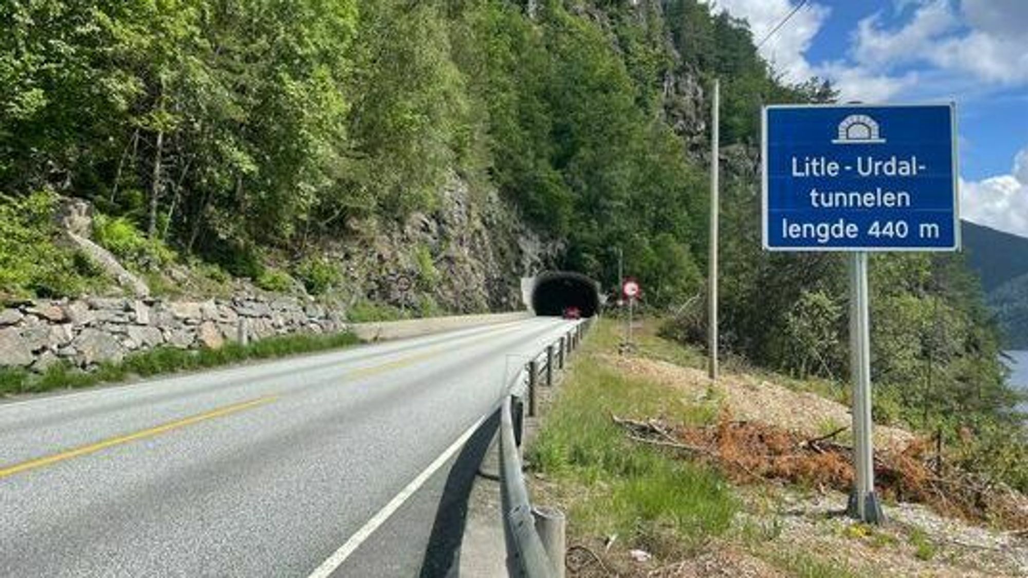 Veien ved E39 Litle-Urdaltunnelen nord for Bergen blir åpnet etter en uke.