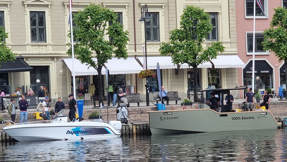 Havnebassenget i Arendal framsto uvanlig miljøriktig med alle de elektriske båtene som var fortøyd rundt i forbindelse med Lydløs-konferansen.