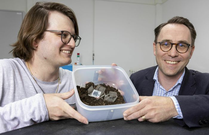 Xavier Aeby og Gustav Nyström ved Empa har utviklet et biologisk nedbrytbart batteri laget av cellulose og andre giftfrie komponenter.