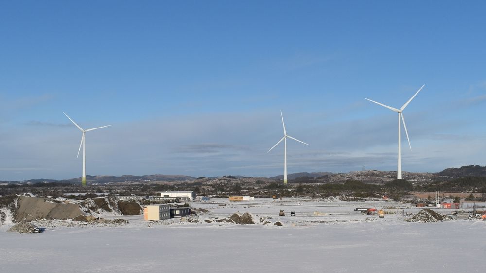 De tre vindturbinene i Haugaland næringspark skal egentlig ha hinderlys som bare slår seg på når et luftfartøy er i nærheten.