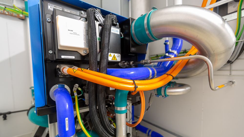 Hydrogen som energibærer og brenselcelle kan være en mulig vei til nullutslippsskip i framtida. EU vil samarbeide med private for å forske og utvikle teknologier og løsninger. Her fra Kongsberg Energy Lab på Kongsberg, som har et hybridlaboratorium med blant annet en Ballard brenselcelle på 30 kW.