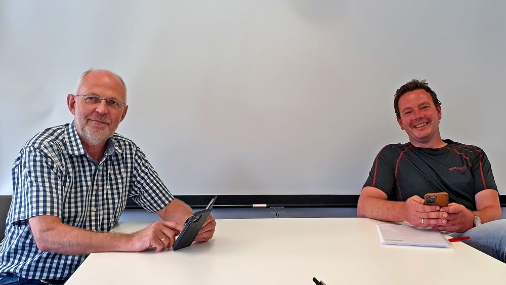 Fv. prosjektleder Nils Ragnar Tvedt og daglig leder for Holbæk Anlegg, Andreas Høigilt skriver under kontrakten.