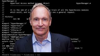 Tim Berners-Lee foran kildekoden til den aller første nettleseren. Fotografiet av Berners-Lee er fra 2012.