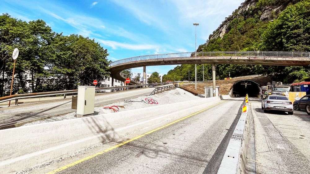 Munkebotntunnelen er cirka 550 meter lang, og del av et komplekst veisystem.