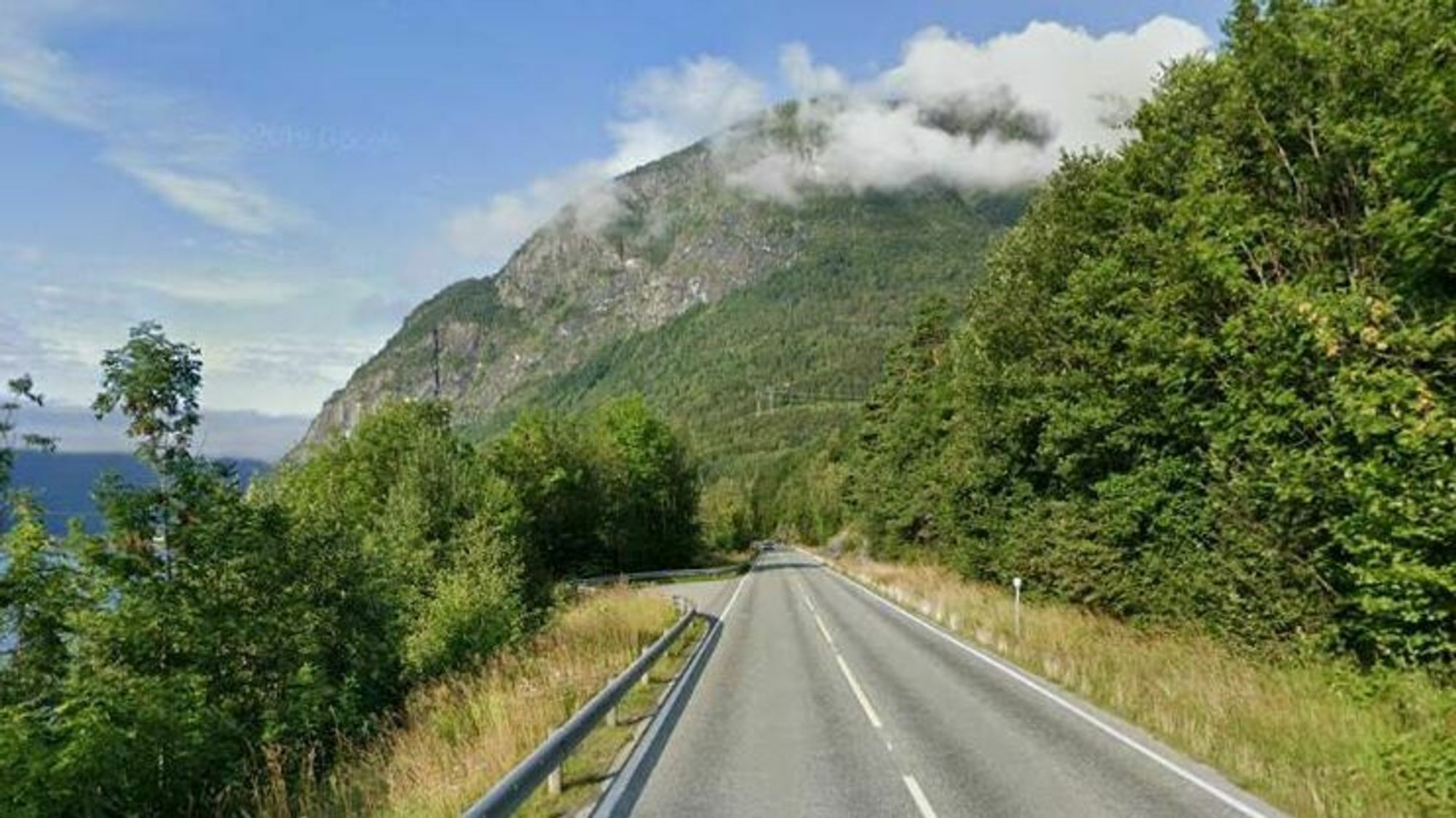 Riksvei 13 mellom Bondeviki og Fardal i Sogn.