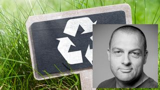 Christer Gundersen montert på en bakgrunn av grønt gress og et resirkuleringsskilt