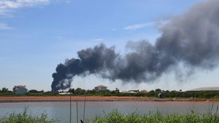 Kjemikaliefabrikk brant nær Bangkoks flyplass