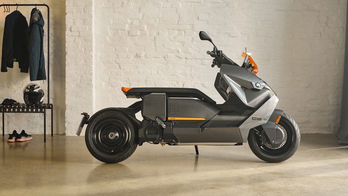 BMW CE 04 har moderne design.