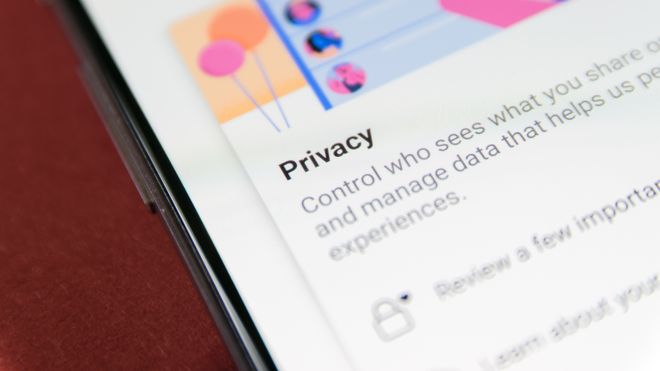 Nærbilde av en iPhoneskjerm som viser en melding der det står: Privacy, control who sees what you share and manage data that helps us.