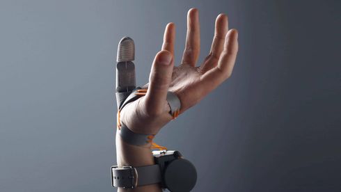 Hånd med en ekstra bionisk tommel.