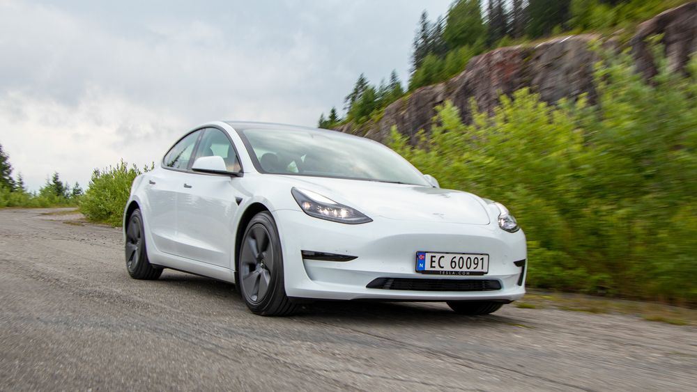 Tesla Model 3 og Polestar 2 standard range.