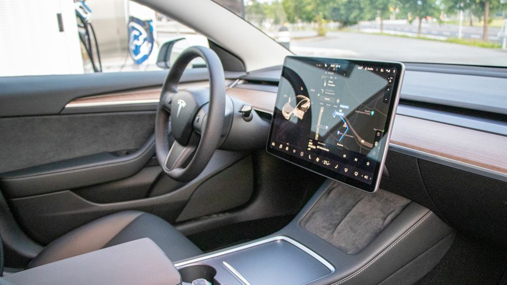 Tesla Model 3 og Polestar 2 standard range.