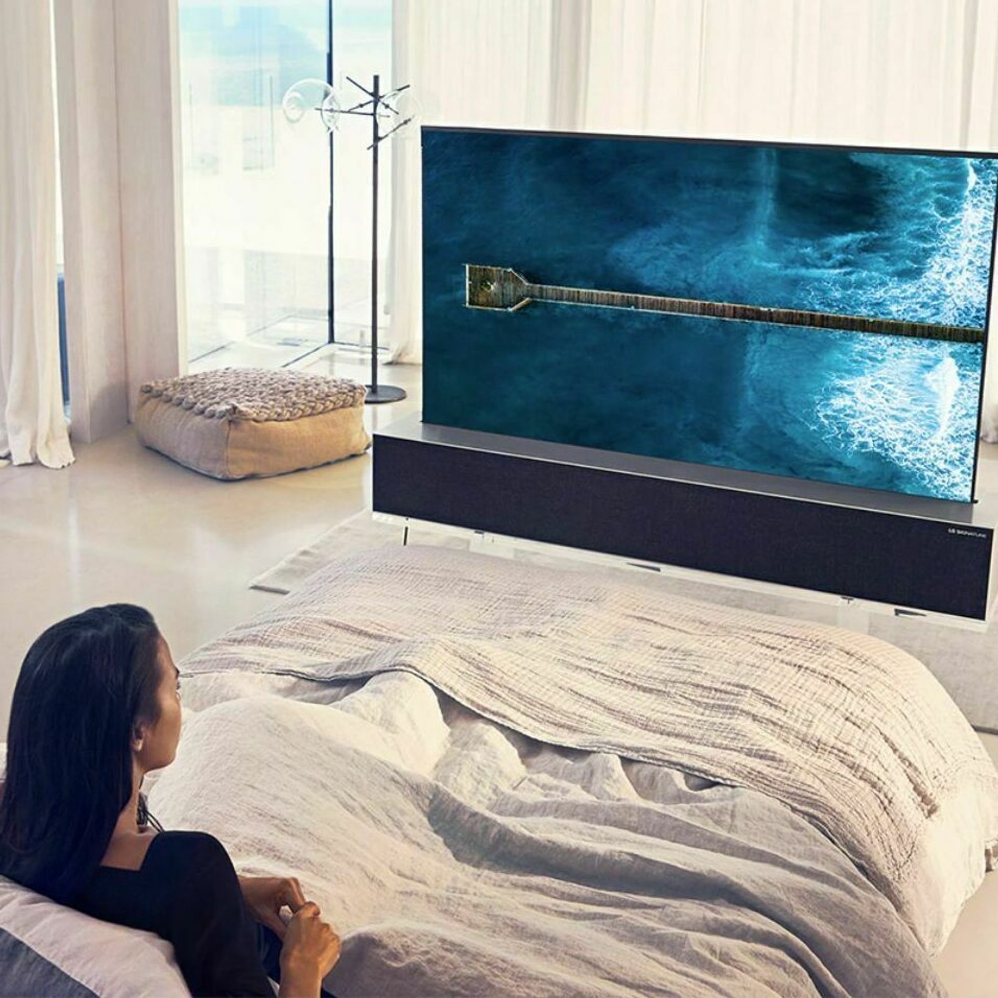 LG lanserer futuristisk TV som kan rulles ut – koster en god årslønn -  Digi.no