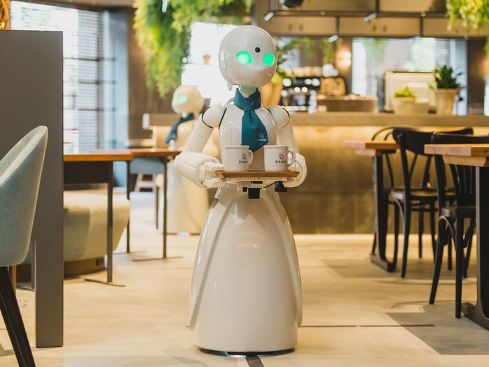 Alter-ego robot OriHime-D serverer mat til gjestene. Den fjernstyres av mennesker som av ulike grunner ikke kan forlate hjemmene sine.