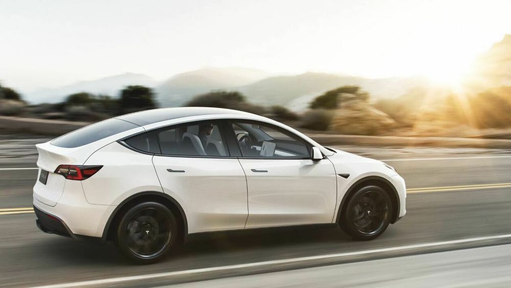 Den danske bileierforeningen FDM reagerer på at bilprodusenter som Tesla i praksis framstiller bilene som selvkjørende.