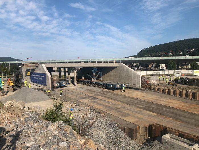En 1600 tonn tung jernbaneundergang løftes på plass ved nye Drammen sykehus.