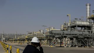 En fotograf tar bilder av oljefeltet Khurais, 150 km nordøst for hovedstaden Riyadh. Saudi Aramco bekrefter nå en datalekkasje.