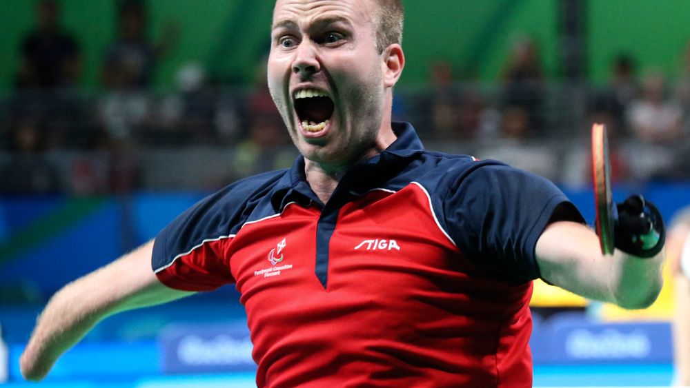Peter Rosenmeier er regjerende europeisk mester, verdensmester og to ganger paralympisk mester i bordtennis. Bildet er vinnerøykeblikket fra Rio Paralympics i 2016.