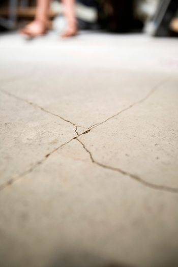 Trond Johnsen mener det nystøpte kjellergulvet sprakk opp som følge av rystelser fra Bane Nors rivningsarbeid.