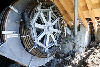Wirene gondolen går på er sikret her. Konstruksjonen er støpt fast i fjellanker som går 15 meter ned i fjellet. Vi ser toppen på fjellankrene.