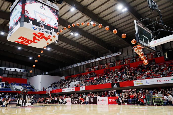 Den fjerde versjonen av CUE, altså CUE4, på en basketballkamp i Japan i 2020.