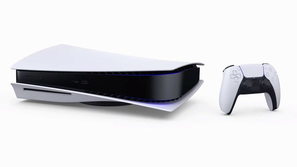 Foto av PlayStation 5 og kontroller.