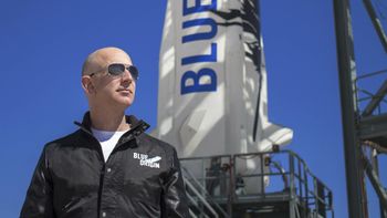 Jeff Bezos har høstet hyllest og krass kritik etter turen til verdensommet denne måneden.