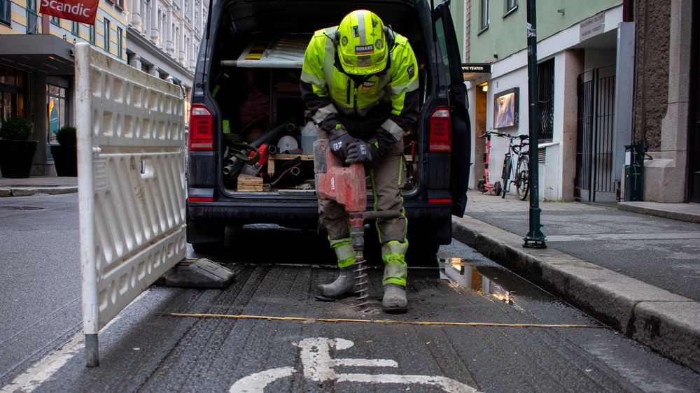 Sensorer for smart parkering installeres på en av Oslos HC-parkeringsplasser.