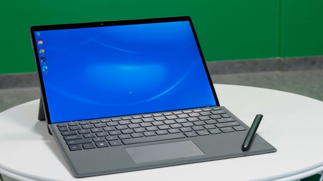 Laptop med penn liggende på tastaturet