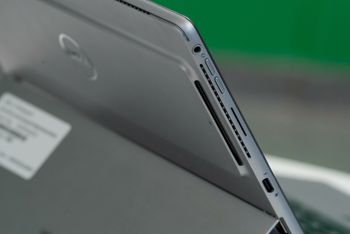 Side av et nettbrett, med hodetelefonplugg, volumknapper høytalerhull, og USB-C port