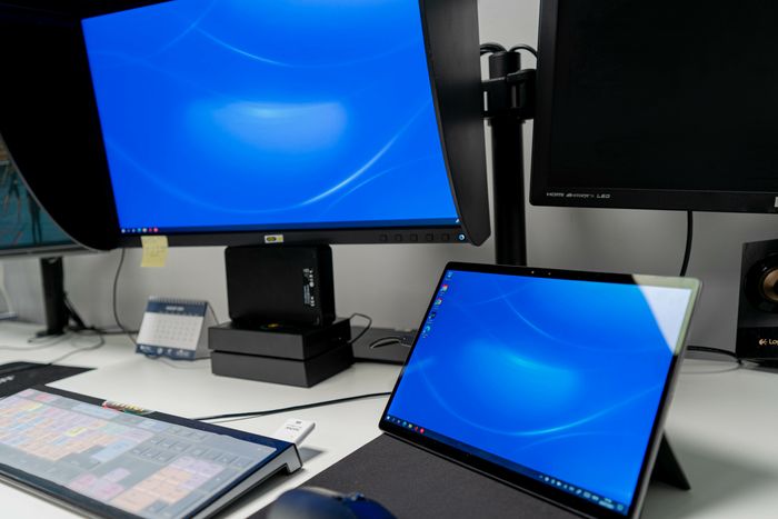 Kontorpult, med nettbrett, ekstern skjerm og tastatur