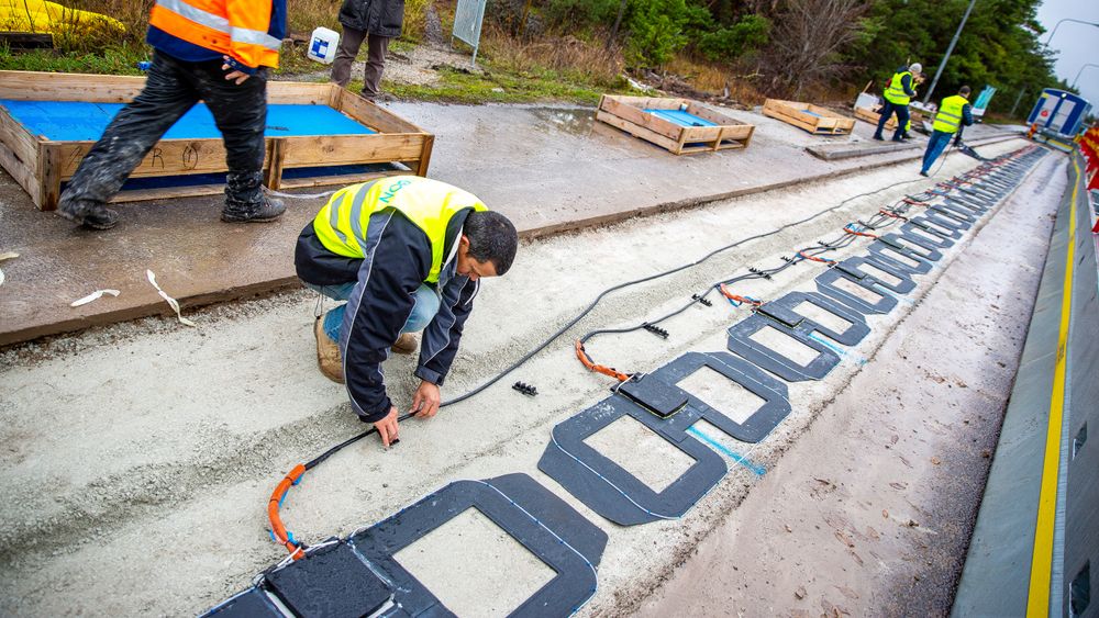 Fra installasjonen av kobberspoler under asfalt utføres på veien mellom Visby og flyplassen på prøvestrekningen for induktiv ladning som ble åpnet i fjor.