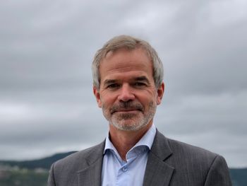 Christian Hauglie-Hanssen, administrerende direktør ved Norsk Romsenter, mener det ikke er ønskelig å flytte all industri til rommet.