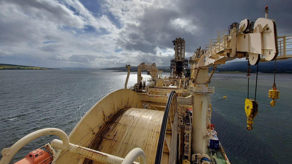 Neptune Energy og TechnipFMC har fullført installasjonen av verdens lengste oppvarmede produksjonsrør, kalt electrically trace-heated pipe-in-pipe solution (ETH), på Felja-feltet i Norskehavet. Her fra selve installasjonen.