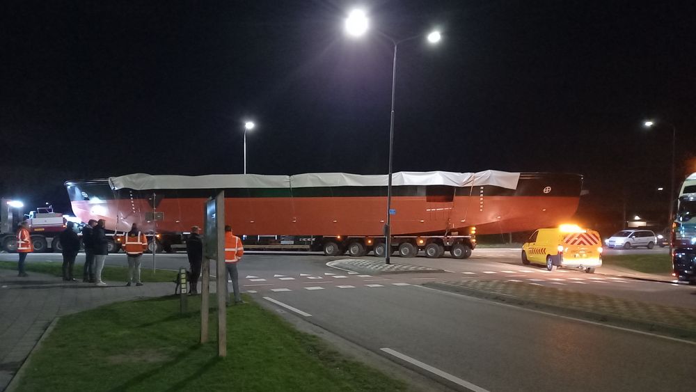 Her har skipsverftet tatt bilde transport av ett av skrogene til til ferga til tørrdokk i Rotterdam.