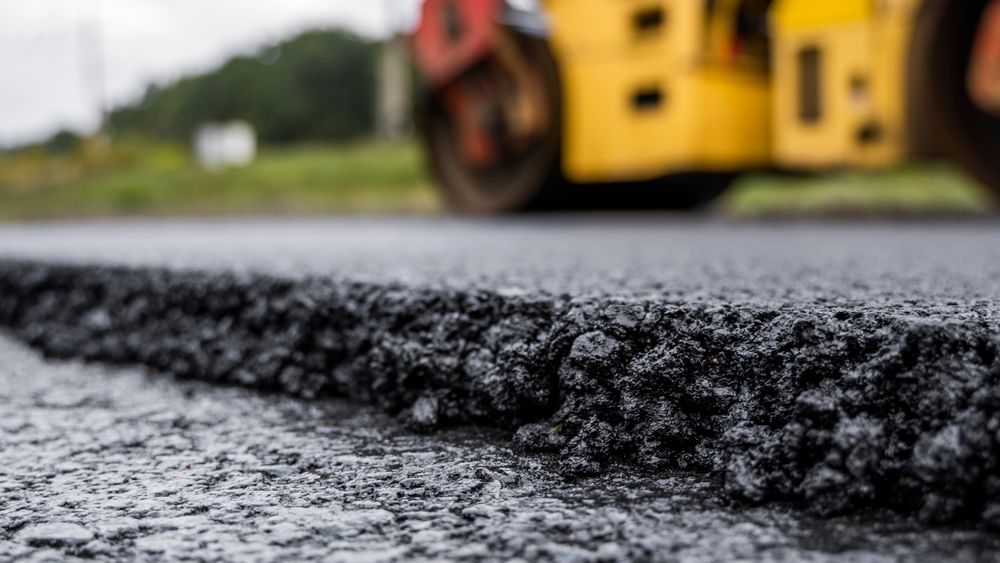Nynas går fra polymerbasert til biogent materiale som tilsetting i bitumen for å bedre asfaltens egenskaper.