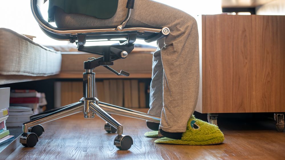 Jobber du hjemmefra mens resten av teamet er på kontoret? En ekspert på personlig merkevarebygging har fire råd som kan kompensere for det du går glipp av.