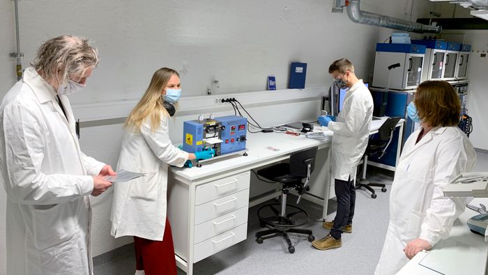 Professor Odne Stokke Burheim og Silje Nornes Bryntesen, stipendiat, demonstrerer utstyr i det nye batterilaboratoriet ved NTNU.