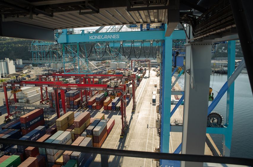 Containerhavna i Oslo med traverskraner som går helt ut til kaikanten.