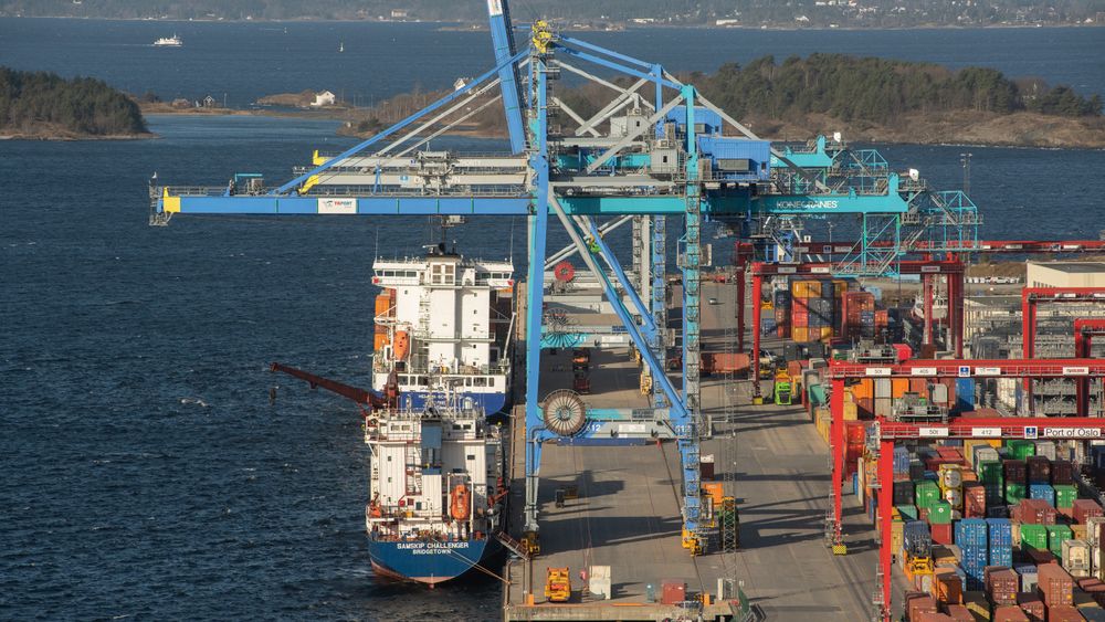 Sjursøya containerterminal sett fra fra Bekkelagsskrenten. Det er bare en meter fra kranas bane til kaikant og dermed lite plass for landstrømtrommel.