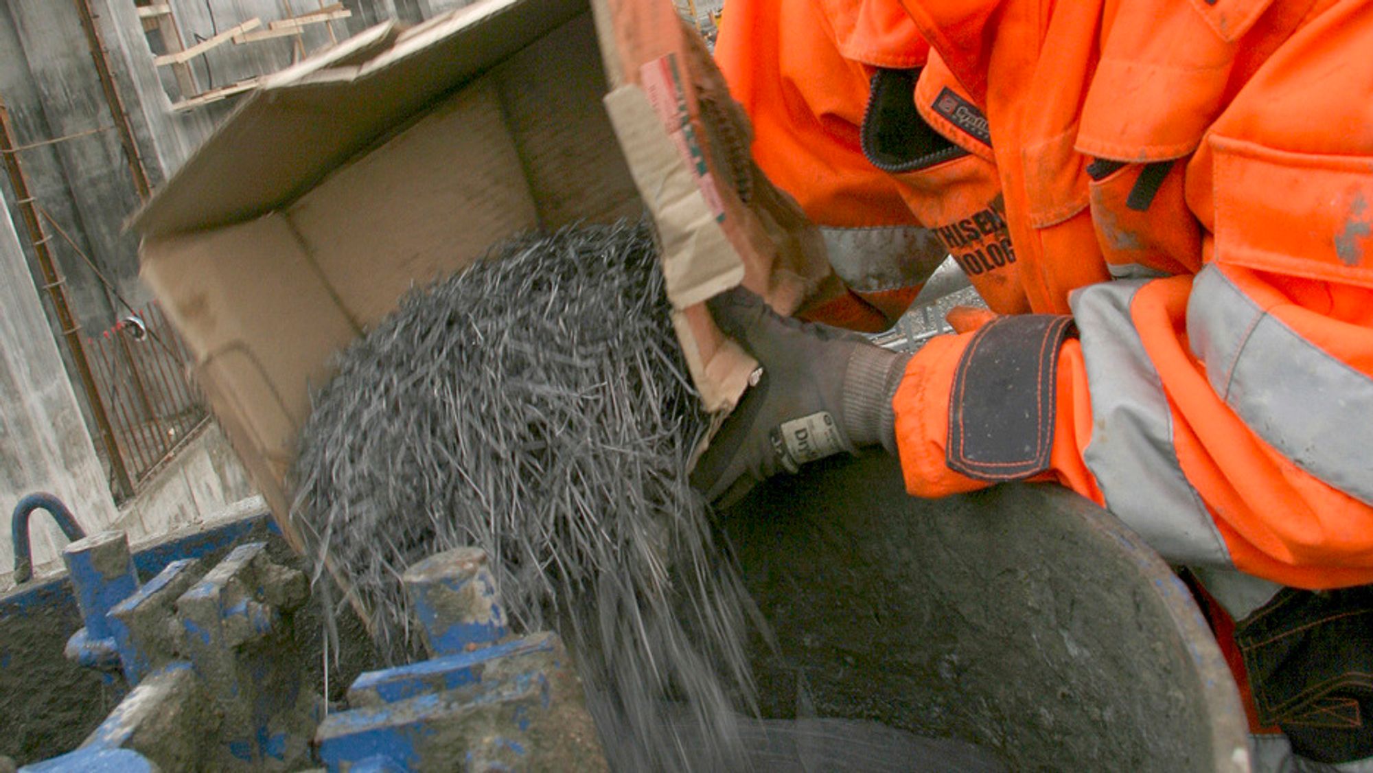 Fiber helles i betongblanderen til et prøvestøp. Bildet er fra et prosjekt der Veidekke ønsket å bruke fiber i bærende konstruksjon, men måtte nøye seg med et prøvestøp fordi rådgivende ingeniør ikke våget å ta spranget. Dette skjedde i 2008, nå blir det lettere å bruke fiber.